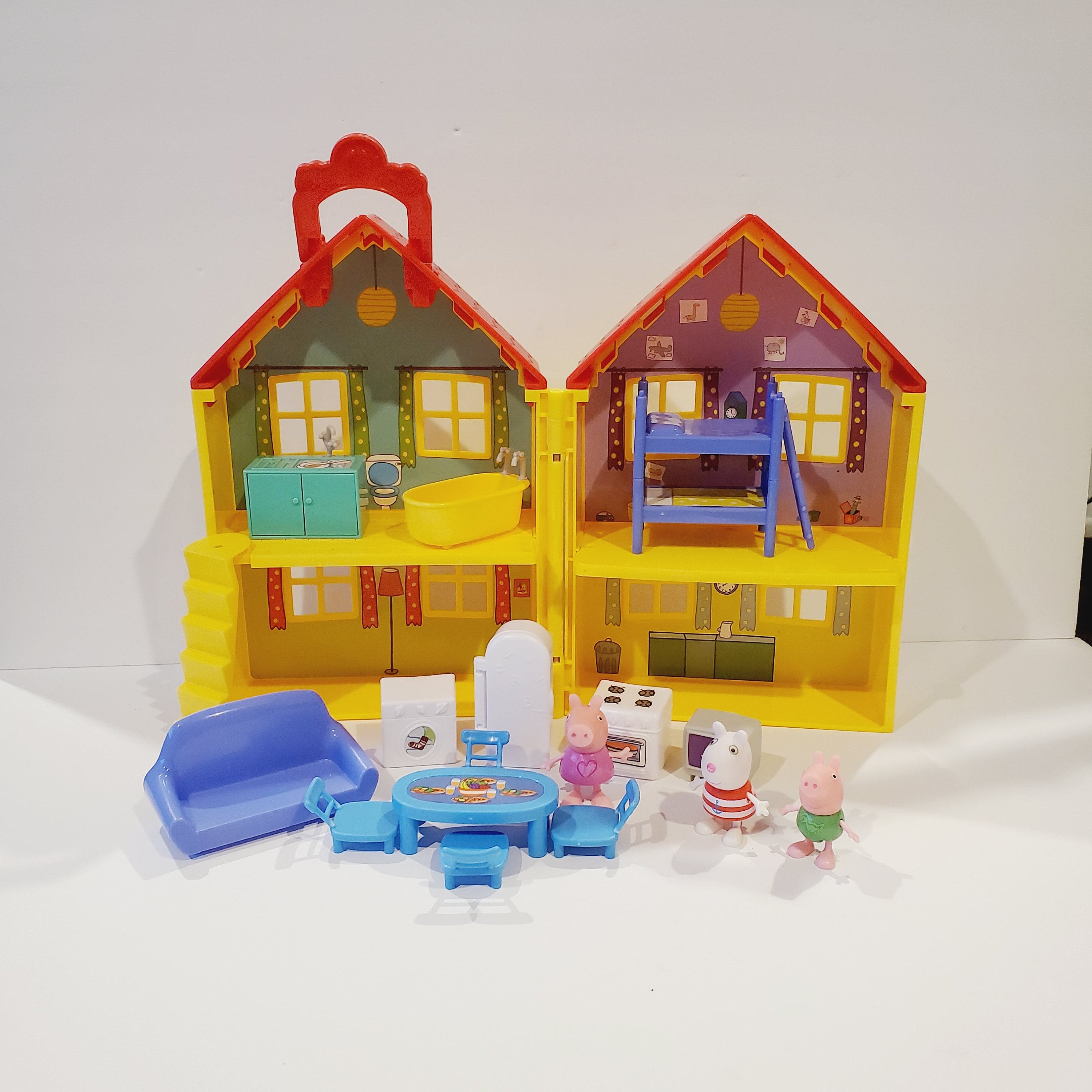 Peppa Pig's toy house. Peppa Pig, George and Suzy Sheep sleep in a