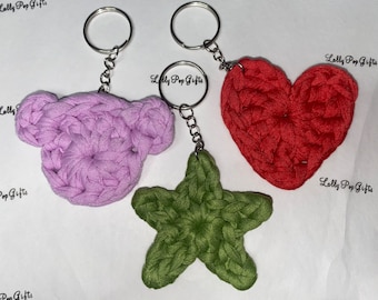 Llaveros de ganchillo de hilo de camiseta con forma de corazón, estrella y oso