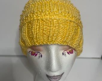 Gorro de punto amarillo