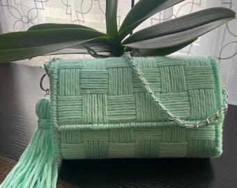 Bolso de mano de lona plástica en color menta/Hecho a mano con hilo/Bolso de mano/Tejido con aguja