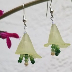 Flower earrings light green