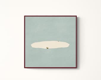 Peut inclure: Impression d'art carrée avec un design minimaliste. Une forme d'île beige clair est centrée sur un fond bleu pâle. Deux petites figures et un bateau sont sur l'île. L'impression est encadrée d'une bordure rouge foncé.