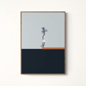 Puede incluir: Una impresión de arte digital minimalista que presenta a una persona caminando lejos de una columna de humo sobre un fondo azul claro. El fondo pasa a un color azul oscuro en la parte inferior de la imagen.