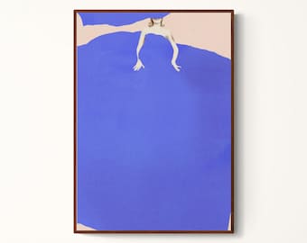 Peut inclure: Impression d'art abstrait représentant une figure aux bras tendus, émergeant d'une vaste étendue bleue vibrante. L'œuvre est placée sur un fond rose clair et encadrée d'une bordure marron foncé. L'esthétique générale est moderne et minimaliste.