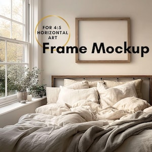 Może przedstawiać: Makieta drewnianej ramy jest wyświetlana nad łóżkiem z kremową pościelą. Tekst "Frame Mockup" jest pogrubiony na czarno. Obraz zawiera również tekst "FOR 4:5 HORIZONTAL ART" w złotym okręgu.
