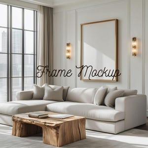 Puede incluir: Un salón moderno con un gran sofá de color claro, una mesa de centro de madera y una maqueta enmarcada. El texto "Frame Mockup" está escrito en la imagen. La habitación tiene grandes ventanas y apliques de pared decorativos.
