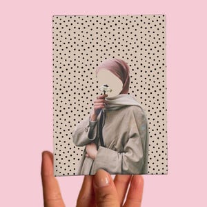 Cartolina n. 85 Arte, collage analogico su carta, Surrealismo Hijab, Muslima