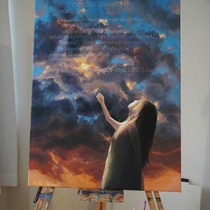 Op de afbeelding: Origineel olieverfschilderij op canvas dat een vrouw afbeeldt die naar een dramatische, met wolken gevulde lucht reikt. Het kunstwerk bevat tekst met betrekking tot een verbindingsfout. Het schilderij wordt tentoongesteld op een houten ezel.