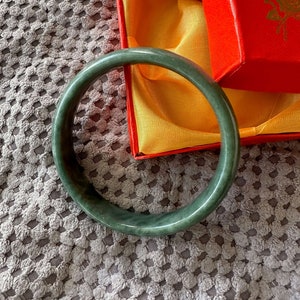 Armreif aus smaragdgrüner Jade: Natürlicher Nephrit und Glücksbringer (64 mm