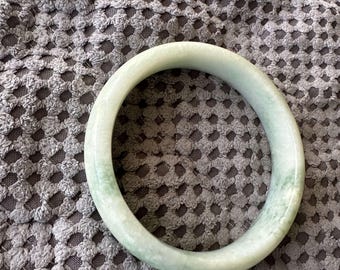 翡翠 彫刻入り バングル　超貴重　ネフライト　内径の直径は6.2cm カナダ産ネフライト翡翠バングル 59 mm x 18.5 mm - 翡翠ブレスレット