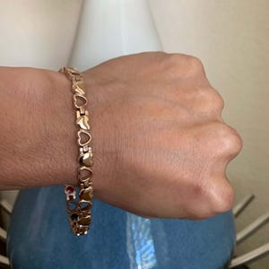 以下が含まれることがあります： 斑点のあるマット仕上げのセラミックマグカップ3個セット。マグカップはクリーム色、ライトグレー、ダークグレーの3色。各マグカップはシンプルでミニマリストなデザインです。