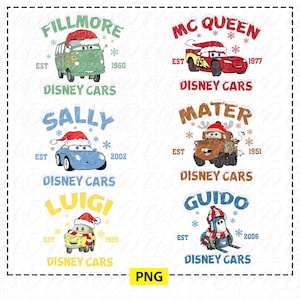 Puede incluir: Seis diseños de personajes de Cars de Disney, cada uno con un coche con gorro de Papá Noel y copos de nieve. Los diseños incluyen Fillmore, McQueen, Sally, Mater, Luigi y Guido, con el texto "Disney Cars" y el año de establecimiento.