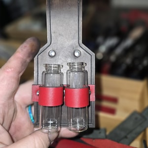 2インチベルト用のコスプレポーションボトルホルダー。ボトルにはコルクが付いており、3オンスです。