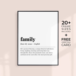 Op de afbeelding: Zwart-witte printbare wandkunst met het woord "familie" gedefinieerd als "de grootste zegen van het leven, een unieke mix van individuen die leven, lachen, leren en van hun leven houden. degenen die echt vertrouwen, om elkaar geven en voor elkaar zorgen. het meest waardevolle geschenk."