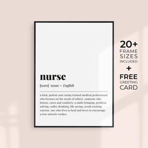 Könnte beinhalten: Ein gerahmter Druck mit der Definition von "Krankenschwester" in schwarzem Text auf weißem Hintergrund. Die Definition enthält die phonetische Aussprache und eine Beschreibung der Eigenschaften einer Krankenschwester. Das Bild enthält auch Text über Rahmengrößen und eine kostenlose Grußkarte.