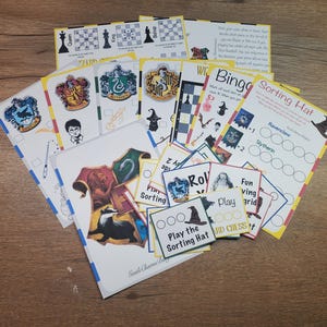 Puede incluir: Un conjunto de juegos de fiesta imprimibles con temática de Harry Potter, que incluye un juego del sombrero seleccionador, un juego de bingo, un juego de ajedrez y un juego de cuadrícula divertido. Los juegos presentan imágenes de las casas de Hogwarts, el sombrero seleccionador y otros personajes de Harry Potter.