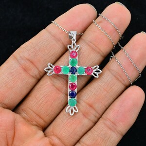 Colar com pingente de cruz sagrada em prata de lei 925, com pedras naturais de safira, rubi e esmeralda, pedra do mês de julho, presente de aniversário para ela.