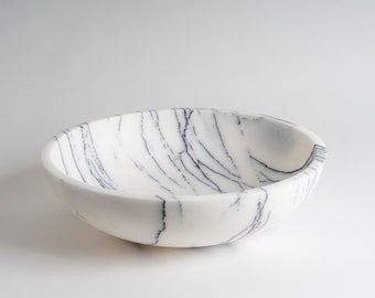 Big Tokyo Plate - white marble with lilac stripes