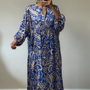 Blå blommig maxiklänning | Flerstegs abaya-stil, moderiktigt mode