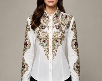 Op de afbeelding: Een wit overhemd met lange mouwen en knoopsluiting, voorzien van ingewikkeld goudborduursel en kleurrijke edelsteenversieringen op de kraag, knoopsluiting, mouwen en manchetten. Het overhemd heeft een gestructureerde pasvorm met een klassieke kraag.