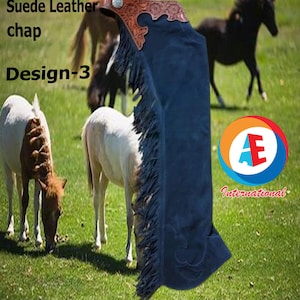 Könnte beinhalten: Marineblaue Wildleder-Chaps mit Fransen. Die Chaps haben einen braunen Lederaufsatz mit silbernen Akzenten und den Text "Suede Leather chap Design-3". Die Chaps werden auf einer Wiese mit Pferden im Hintergrund präsentiert.