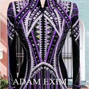 K&ouml;nnte beinhalten: Schwarzes Show-Shirt mit geometrischem Muster in Lila, Wei&szlig; und Schwarz. Das Shirt ist mit Strasssteinen verziert und tr&auml;gt den Schriftzug "ADAM EXIM" auf der Vorderseite.