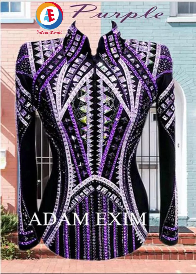 K&ouml;nnte beinhalten: Schwarzes Show-Shirt mit geometrischem Muster in Lila, Wei&szlig; und Schwarz. Das Shirt ist mit Strasssteinen verziert und tr&auml;gt den Schriftzug "ADAM EXIM" auf der Vorderseite.