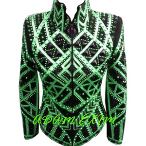 Pode incluir: Uma jaqueta de show preta e verde com um padr&atilde;o geom&eacute;trico e strass.