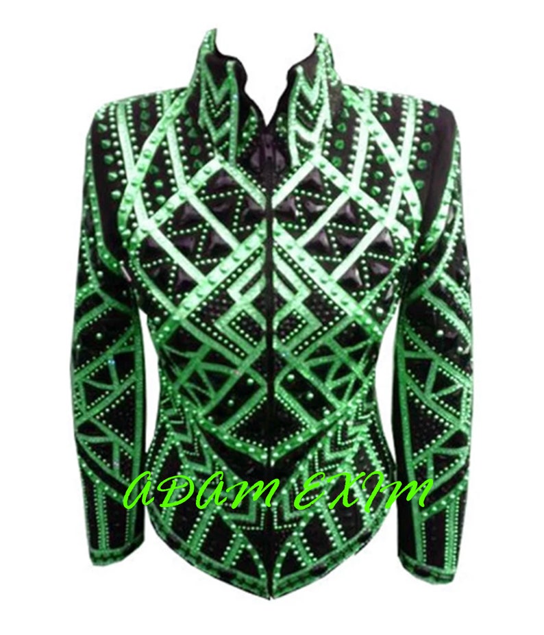 Pode incluir: Uma jaqueta de show preta e verde com um padr&atilde;o geom&eacute;trico e strass.
