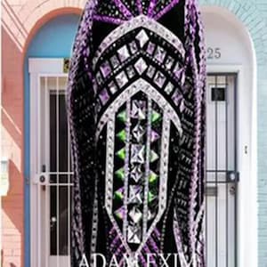 K&ouml;nnte beinhalten: Eine schwarze und violette gemusterte Jacke mit silbernen und gr&uuml;nen Akzenten. Die Jacke hat ein geometrisches Design mit einem Rautenmuster.
