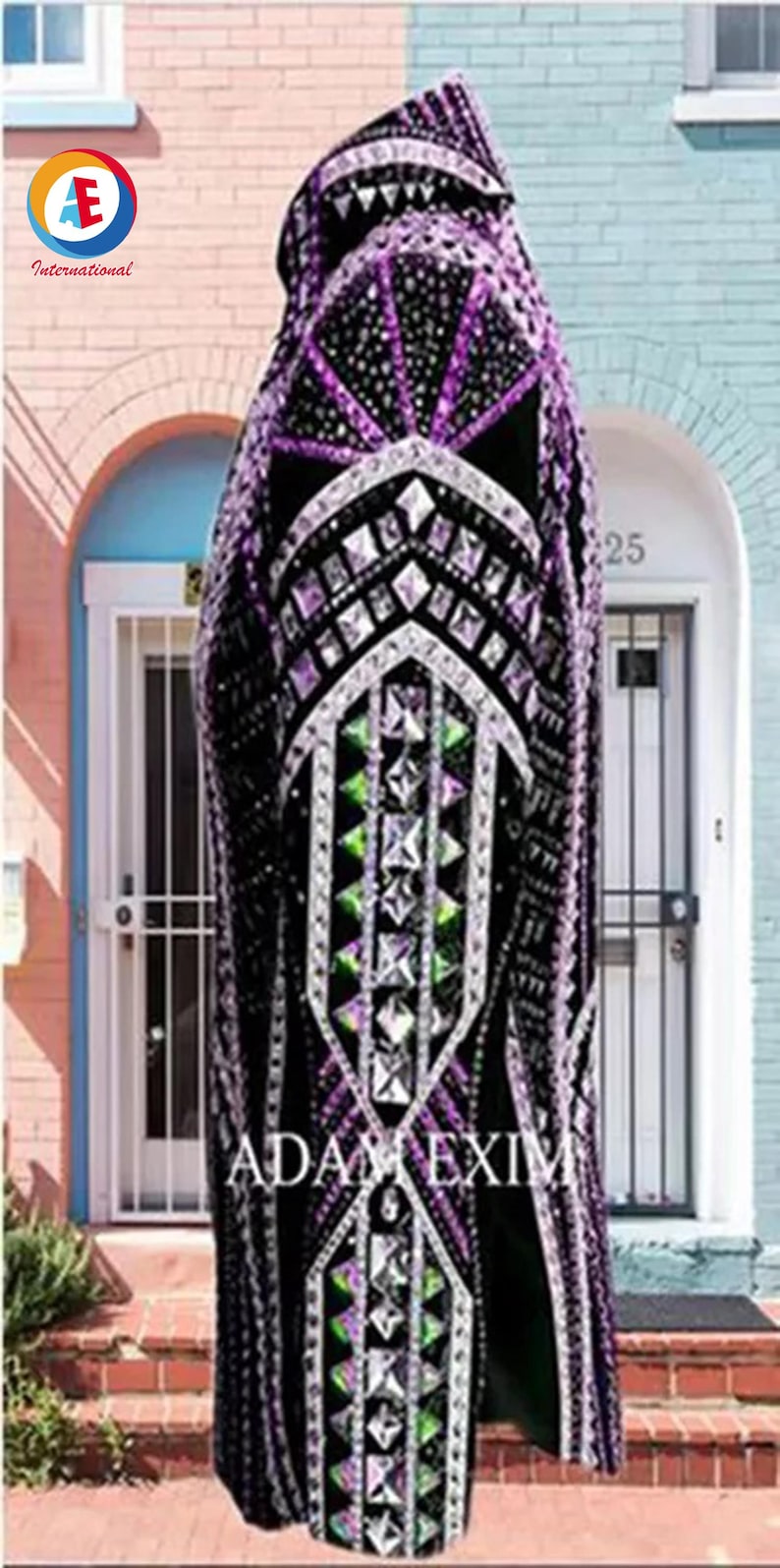 K&ouml;nnte beinhalten: Eine schwarze und violette gemusterte Jacke mit silbernen und gr&uuml;nen Akzenten. Die Jacke hat ein geometrisches Design mit einem Rautenmuster.