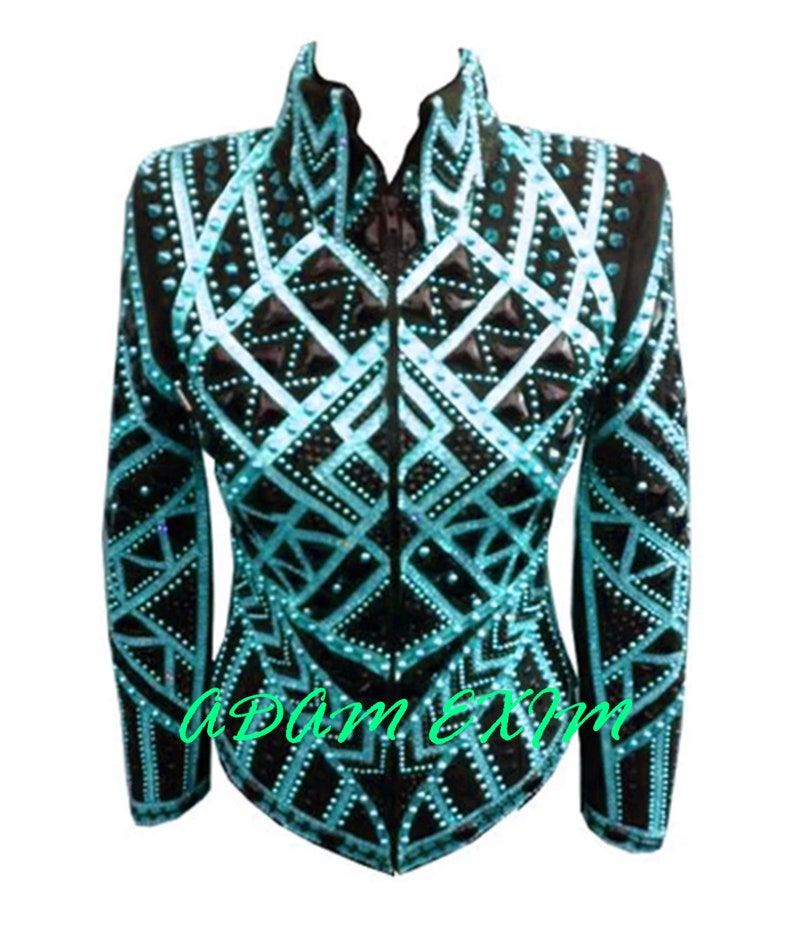 Pode incluir: Uma jaqueta de show preta com um padr&atilde;o geom&eacute;trico turquesa e branco. A jaqueta tem um fecho de correr e &eacute; adornada com strass.