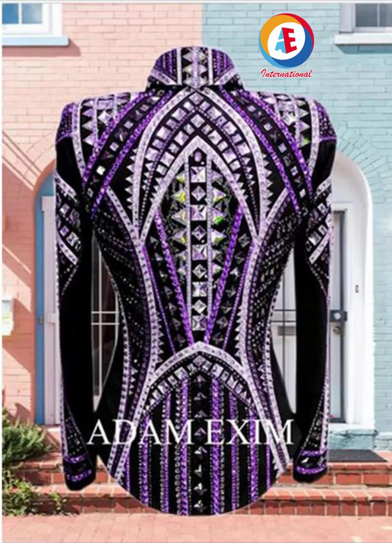 K&ouml;nnte beinhalten: Eine schwarze und violette Showjacke mit geometrischem Muster und Strasssteinen. Die Jacke hat einen wei&szlig;en Besatz und den Text "ADAM EXIM" auf der R&uuml;ckseite.