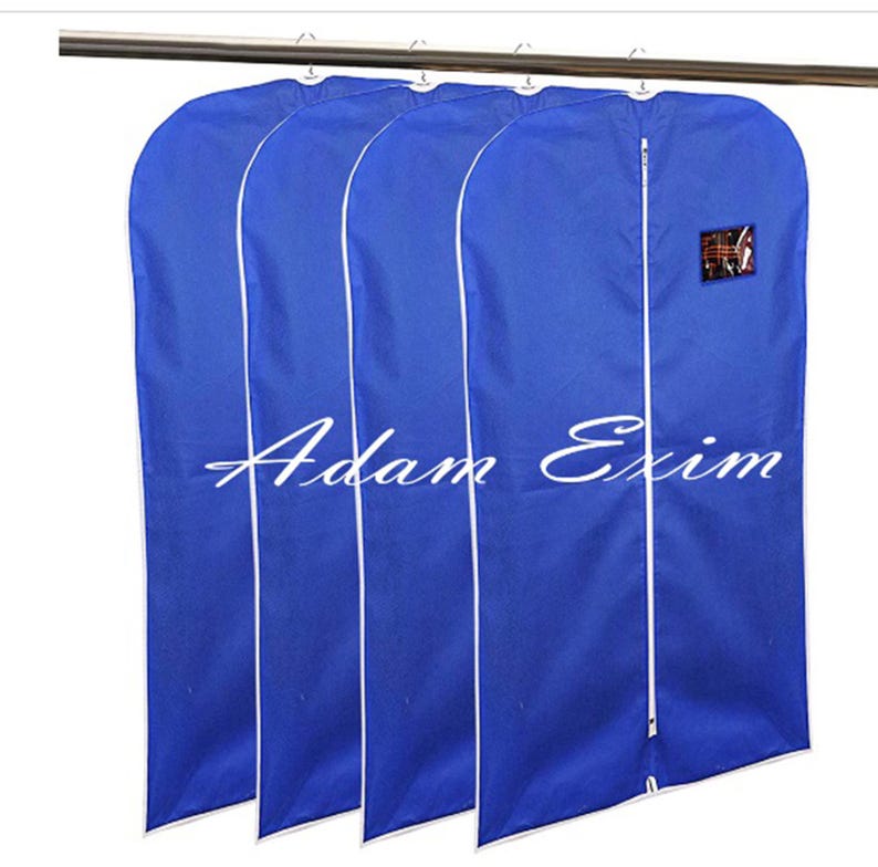 K&ouml;nnte beinhalten: Satz mit vier blauen Kleidungsbeuteln mit wei&szlig;em Besatz und Rei&szlig;verschl&uuml;ssen. Jeder Beutel hat ein transparentes Plastikfenster und den Text "Adam Exim" auf der Vorderseite.