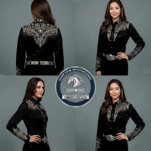 Op de afbeelding: Zwart shirt met lange mouwen en gedetailleerde borduursels op de kraag, manchetten en rug. Het shirt heeft een zilveren riem en gesp. De afbeelding bevat de tekst "ADAM EXIM INTERNATIONAL HORSE SHOW".