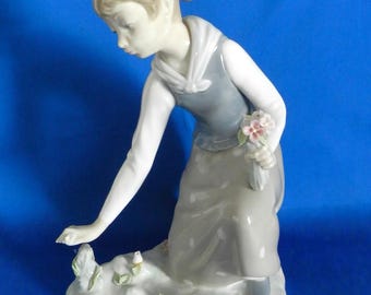 Lladro "Girl Gathering Flowers" ~ Gloss finish ~ #1172 porcelain ~ Mint Cond