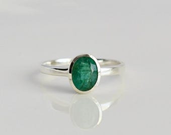 100% Natural Gemstone, Emerald Handmade Ring, 925 Sterling Silver Ring, 8x6 MM Oval Cut Bezel Setting Ring, Jewellery Ring, gift for her