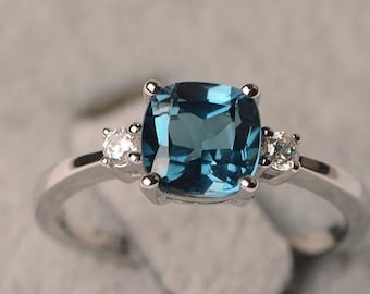 Anello con taglio a cuscino in topazio blu di Londra, anello in argento sterling 925, anello di fidanzamento, anello solitario, anello con 3 pietre, anello fatto a mano, regalo per lei