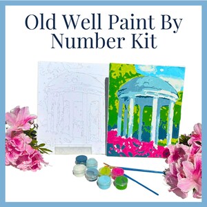 Puede incluir: Kit de pintura por n&uacute;meros con una representaci&oacute;n del Pozo Viejo de la Universidad de Carolina del Norte en Chapel Hill. El kit incluye un lienzo, pinturas y pinceles.
