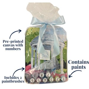 Puede incluir: Un kit de pintura por n&uacute;meros con un lienzo preimpreso con n&uacute;meros y un conjunto de pinturas acr&iacute;licas en frascos peque&ntilde;os. El lienzo representa un edificio con un techo azul y columnas blancas. El kit tambi&eacute;n incluye dos pinceles. El kit est&aacute; empaquetado en una bolsa de pl&aacute;stico transparente con una cinta azul.