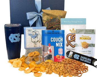 Set de regalo de los Tar Heels de la UNC: aperitivos, vaso y abrebotellas