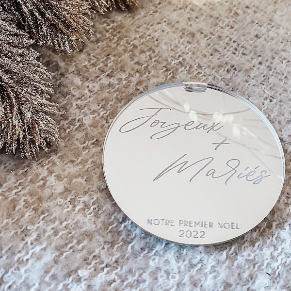 Ornement de Noël personnalisable "Joyeux et mariés"  en plexi pour la décoration sapin mariage