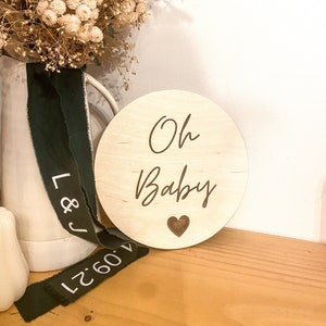 Pancarte ronde hello world calligraphie en bois personnalisable cadeau déco naissance chambre bébé