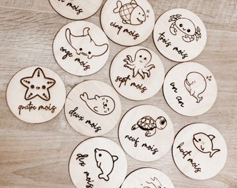 Carte étape 12 mois en bois gravé animaux marins évolutif