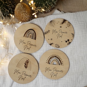 Meilensteinkarte „Mein erstes Weihnachten“ personalisierbar aus floralem Regenbogenholz