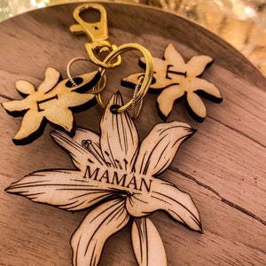 Personalized Lily Keychain in engraved wood, holiday gift for grandmothers and grandmothers