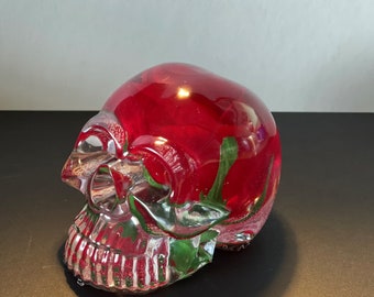 Crâne en résine transparente avec rose rouge