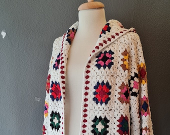 Cárdigan de ganchillo blanco con capucha y cuadrados de abuela: mezcla de algodón orgánico