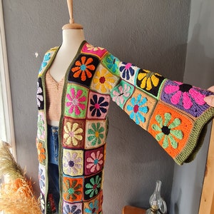 Cardigan lungo all&#39;uncinetto con fiori dai colori vivaci, maglione con margherite 3D, giacca oversize all&#39;uncinetto. Consegna esente da tasse.