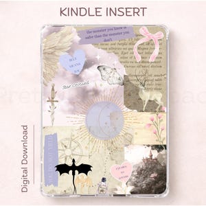 Puede incluir: Una funda transparente para Kindle con un diseño de collage. El texto incluye "Kindle Insert" y "Digital Download". El diseño presenta una mariposa, un ciervo, una espada, una brújula, un dragón y las frases "Blue Means You", "Star Crossed" y "Enemies to Lovers".